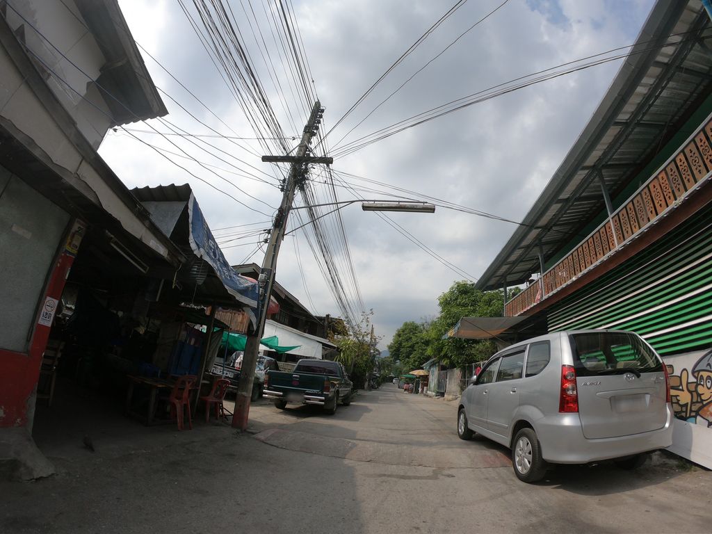 ภาพถนนตรงที่ ขนมไทยตราแม่ปัง ตั้งอยู่ ถ่ายโดย chanuwath_grab พ.ศ. 2562 (2019) · A street-level view of where ขนมไทยตราแม่ปัง · Khanomthai Tra Mae Pang stands, by chanuwath_grab in 2562 (2019)