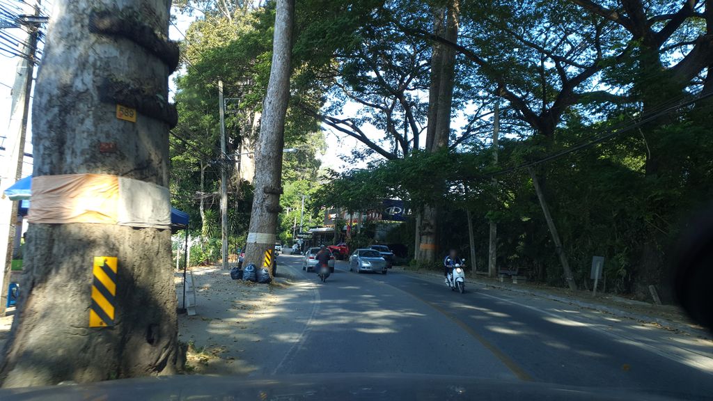 ภาพถนนตรงที่ โชคดีโรตี ตั้งอยู่ ถ่ายโดย jrcarlsen พ.ศ. 2562 (2019) · A street-level view of where โชคดีโรตี · Chokdiroti stands, by jrcarlsen in 2562 (2019)