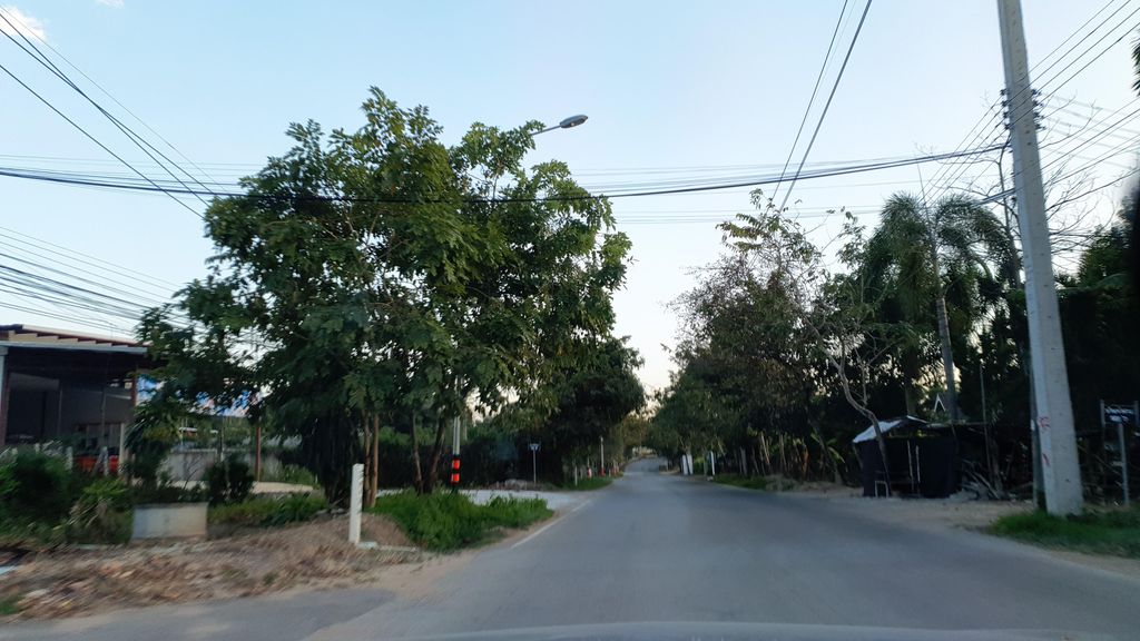 ภาพถนนตรงที่ สุขสมบูรณ์หอมหัวใหญ่ ตั้งอยู่ ถ่ายโดย jrcarlsen พ.ศ. 2565 (2022) · A street-level view of where สุขสมบูรณ์หอมหัวใหญ่ · Suksombun Homhuayai stands, by jrcarlsen in 2565 (2022)