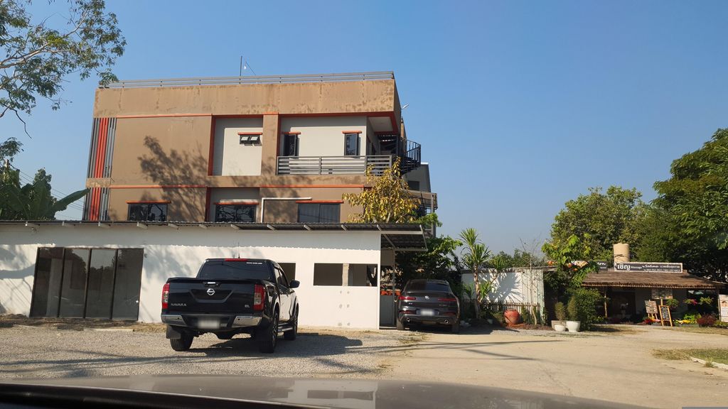 ภาพถนนตรงที่ Brightz erabica coffee ตั้งอยู่ ถ่ายโดย jrcarlsen พ.ศ. 2566 (2023) · A street-level view of where Brightz erabica coffee stands, by jrcarlsen in 2566 (2023)