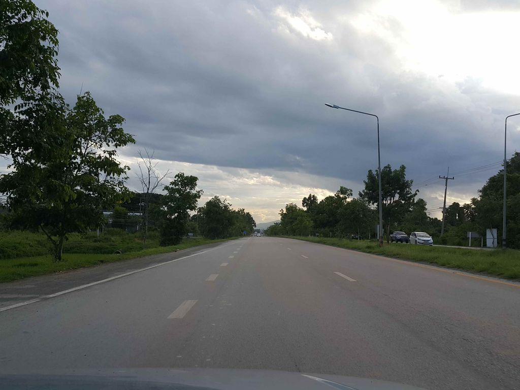 ภาพถนนตรงที่ โรงเรียนบ้านดงหาดนาค ตั้งอยู่ ถ่ายโดย jrcarlsen พ.ศ. 2558 (2015) · A street-level view of where โรงเรียนบ้านดงหาดนาค · Ban Dong Hat Nak School stands, by jrcarlsen in 2558 (2015)