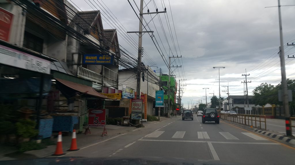 ภาพถนนตรงที่ ฮิมดอย คาเฟ่ / Himdoi Cafe ตั้งอยู่ ถ่ายโดย jrcarlsen พ.ศ. 2560 (2017) · A street-level view of where ฮิมดอย คาเฟ่ / Himdoi Cafe stands, by jrcarlsen in 2560 (2017)