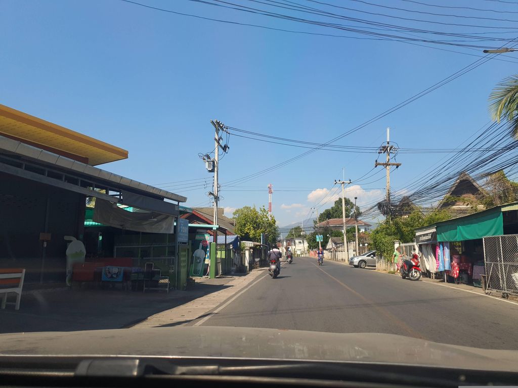 ภาพถนนตรงที่ รัชดาอพาร์ทเมนท์หางดง ตั้งอยู่ ถ่ายโดย jrcarlsen พ.ศ. 2566 (2023) · A street-level view of where รัชดาอพาร์ทเมนท์หางดง · Ratda Apartment Hang Dong stands, by jrcarlsen in 2566 (2023)