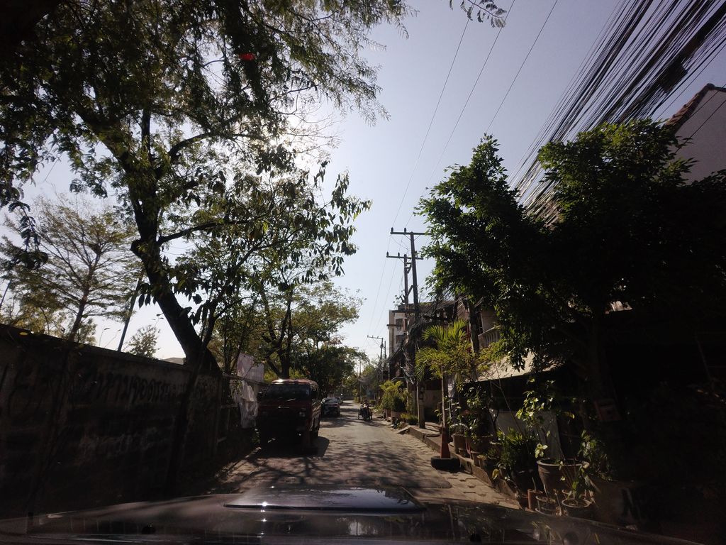 ภาพถนนตรงที่ The Corner's Unique House ตั้งอยู่ ถ่ายโดย mishari พ.ศ. 2559 (2016) · A street-level view of where The Corner's Unique House stands, by mishari in 2559 (2016)