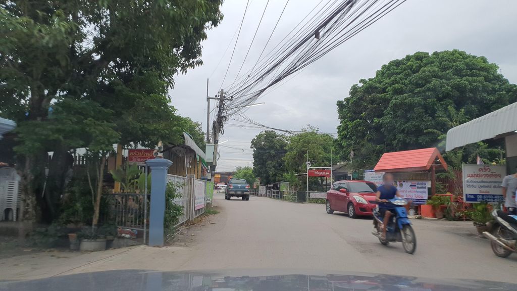 ภาพถนนตรงที่ ครัวป้าหล้าขอนตาลแม่ริม ตั้งอยู่ ถ่ายโดย jrcarlsen พ.ศ. 2564 (2021) · A street-level view of where ครัวป้าหล้าขอนตาลแม่ริม · Khrua Pala Khontan Mae Rim stands, by jrcarlsen in 2564 (2021)