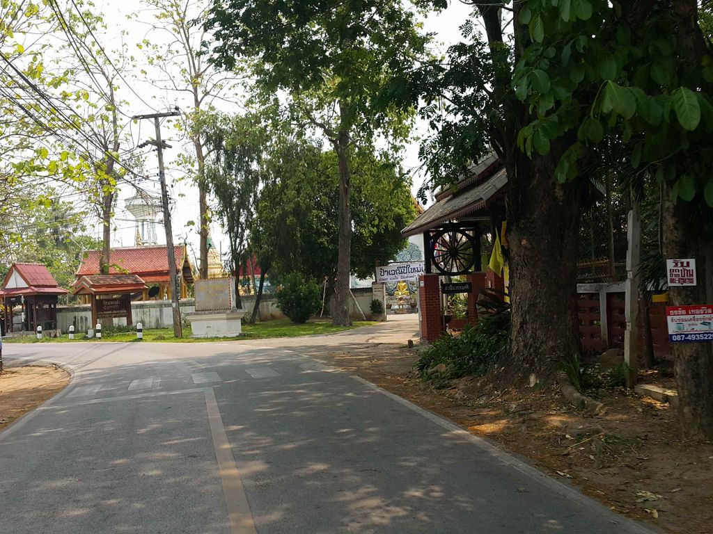 ภาพถนนตรงที่ ร้านหนมเส้นป้าคำ ตั้งอยู่ ถ่ายโดย jrcarlsen พ.ศ. 2558 (2015) · A street-level view of where ร้านหนมเส้นป้าคำ · Ran Nom Sen Pakham stands, by jrcarlsen in 2558 (2015)
