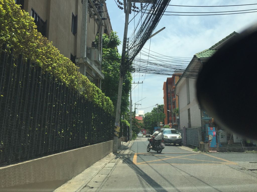 ภาพถนนตรงที่ Loicafe ตั้งอยู่ ถ่ายโดย kyoko พ.ศ. 2561 (2018) · A street-level view of where Loicafe stands, by kyoko in 2561 (2018)