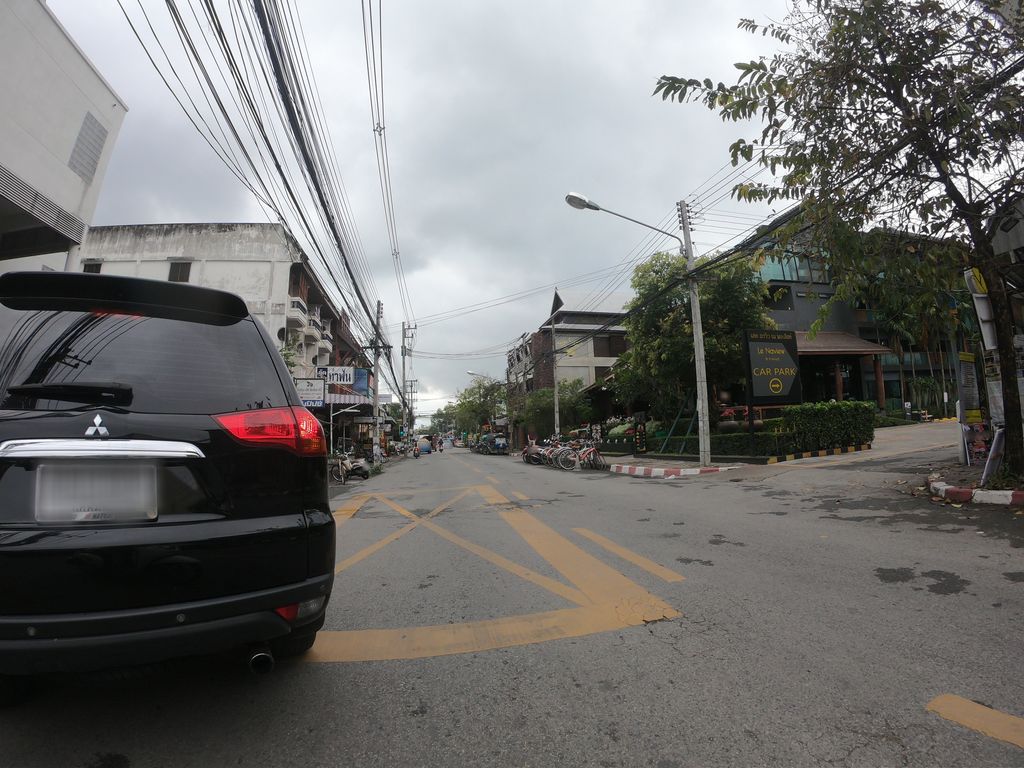ภาพถนนตรงที่ ขาหมูไปรษณีย์พระสิงห์ ตั้งอยู่ ถ่ายโดย chanuwath_grab พ.ศ. 2562 (2019) · A street-level view of where ขาหมูไปรษณีย์พระสิงห์ · Khamu Praisani Phra Sing stands, by chanuwath_grab in 2562 (2019)