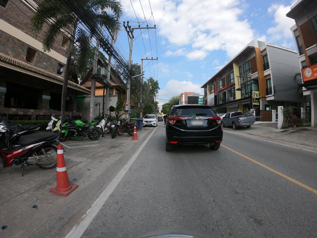 ภาพถนนตรงที่ Link Mansion ตั้งอยู่ ถ่ายโดย chanuwath_grab พ.ศ. 2562 (2019) · A street-level view of where Link Mansion stands, by chanuwath_grab in 2562 (2019)