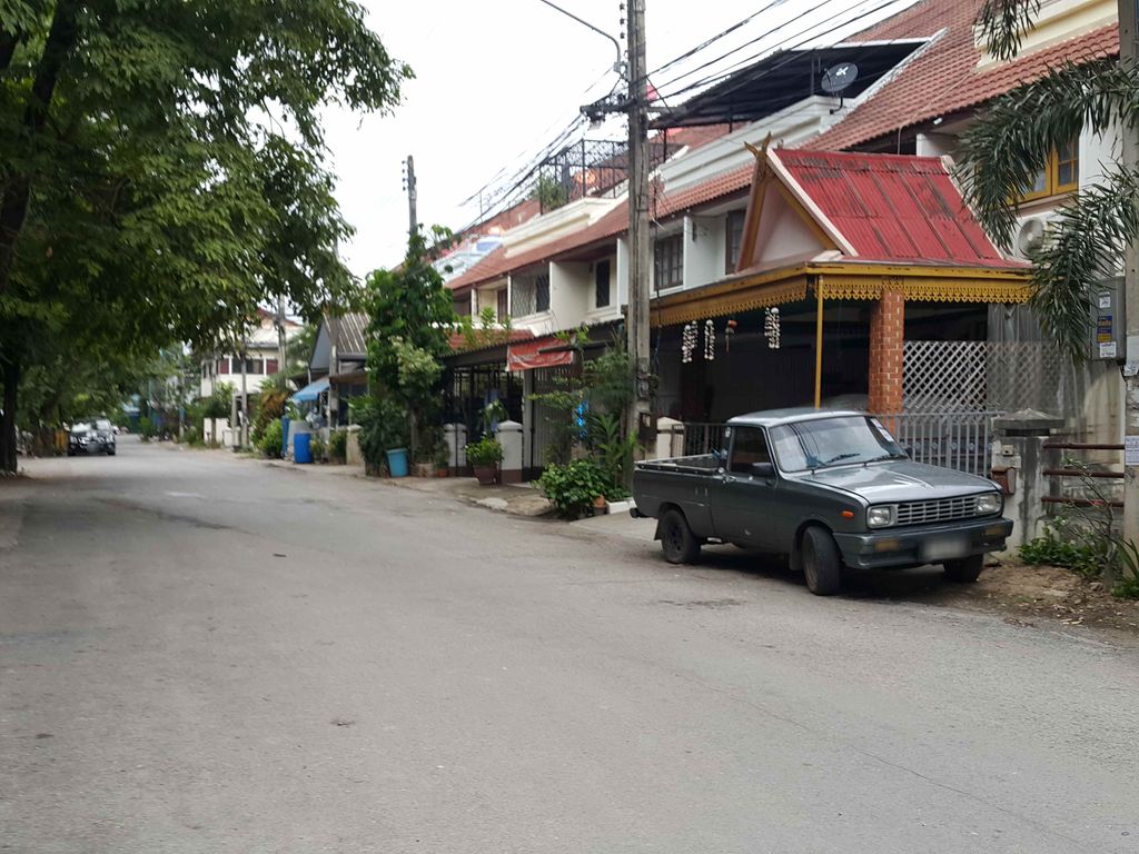 ภาพถนนตรงที่ Eastanview Apartment ตั้งอยู่ ถ่ายโดย jrcarlsen พ.ศ. 2558 (2015) · A street-level view of where Eastanview Apartment stands, by jrcarlsen in 2558 (2015)