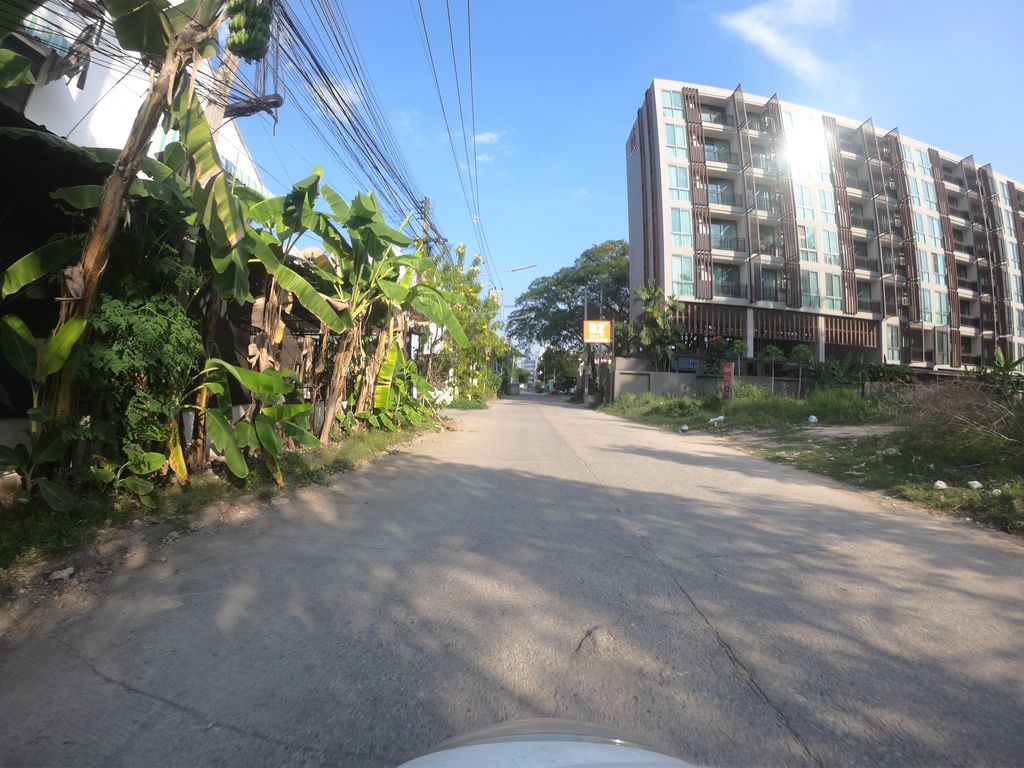 ภาพถนนตรงที่ Ford V Group Car Chiangmai เซลล์เป้ ตั้งอยู่ ถ่ายโดย chanuwath_grab พ.ศ. 2562 (2019) · A street-level view of where Ford V Group Car Chiangmai เซลล์เป้ stands, by chanuwath_grab in 2562 (2019)