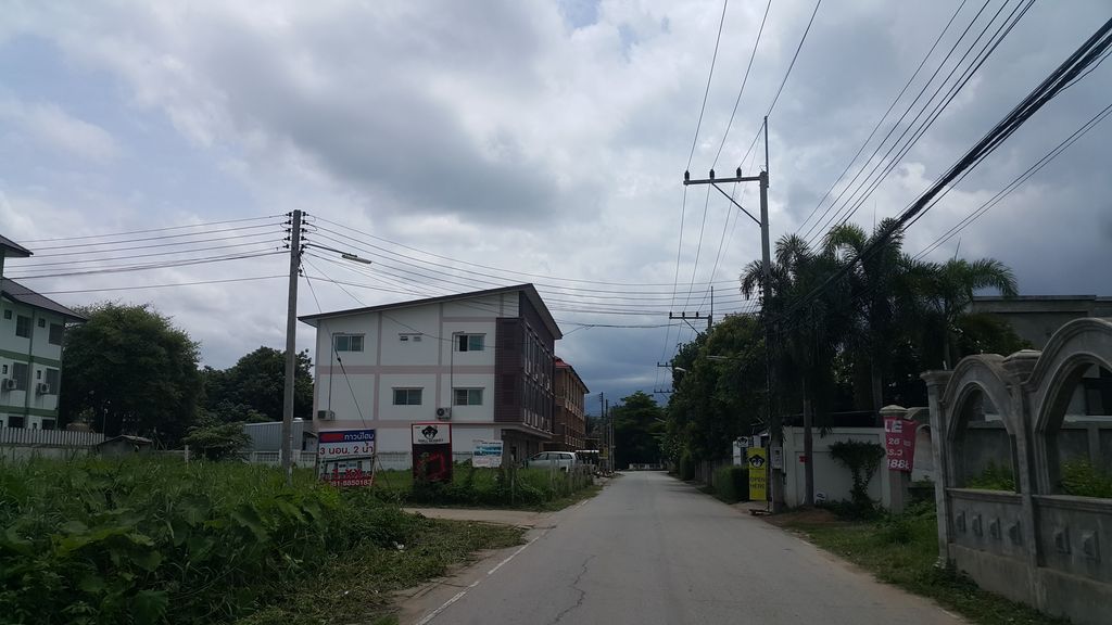 ภาพถนนตรงที่ ทับทิมอพาร์ทเม้นต์ ตั้งอยู่ ถ่ายโดย jrcarlsen พ.ศ. 2559 (2016) · A street-level view of where ทับทิมอพาร์ทเม้นต์ · Thapthim Aphatmen stands, by jrcarlsen in 2559 (2016)