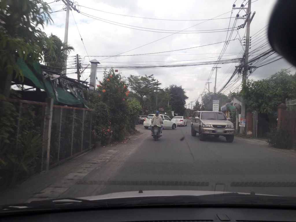 ภาพถนนตรงที่ ครัวคุณณี ตั้งอยู่ ถ่ายโดย noochjaree พ.ศ. 2561 (2018) · A street-level view of where ครัวคุณณี · Khruakhunni stands, by noochjaree in 2561 (2018)