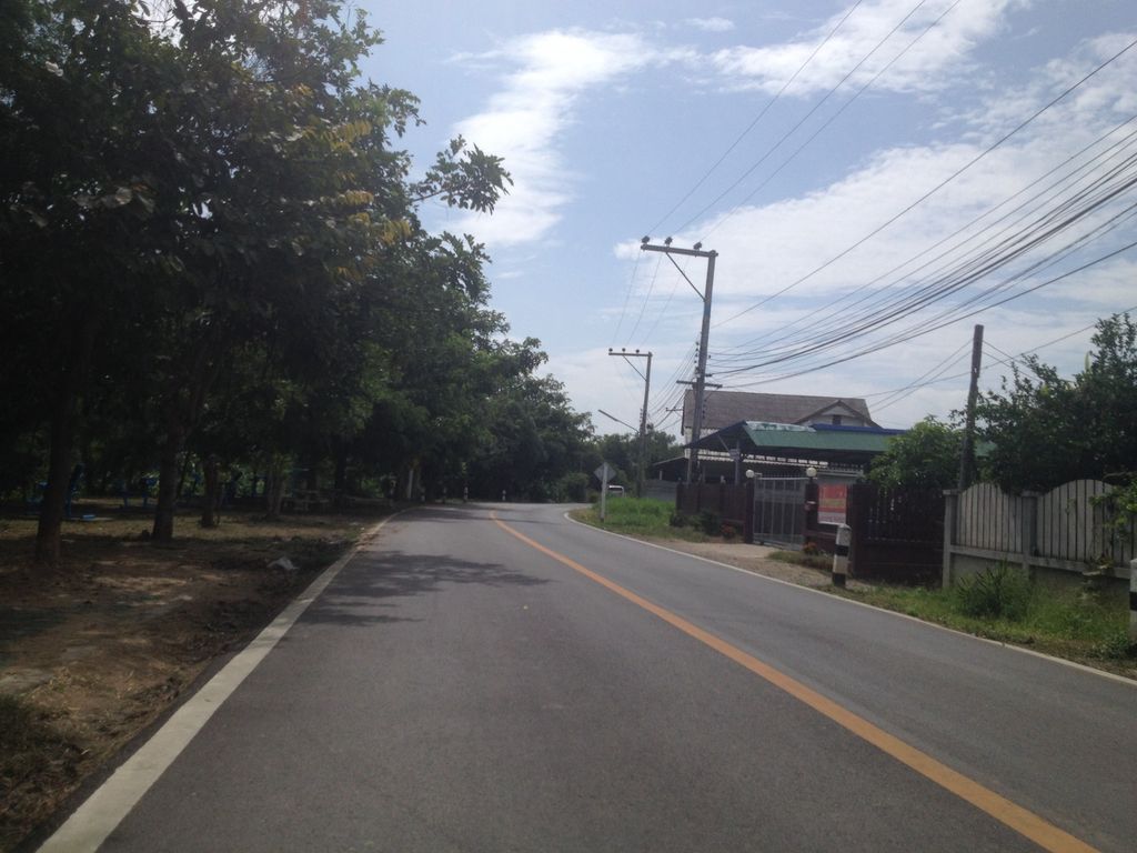 ภาพถนนตรงที่ เงินไชโย สาขาตลาดน้ำโท้ง เชียงใหม่ ตั้งอยู่ ถ่ายโดย jimwatana พ.ศ. 2558 (2015) · A street-level view of where เงินไชโย สาขาตลาดน้ำโท้ง เชียงใหม่ · Ngoen Chaiyo Sakha Talat Namthong Chiang Mai stands, by jimwatana in 2558 (2015)