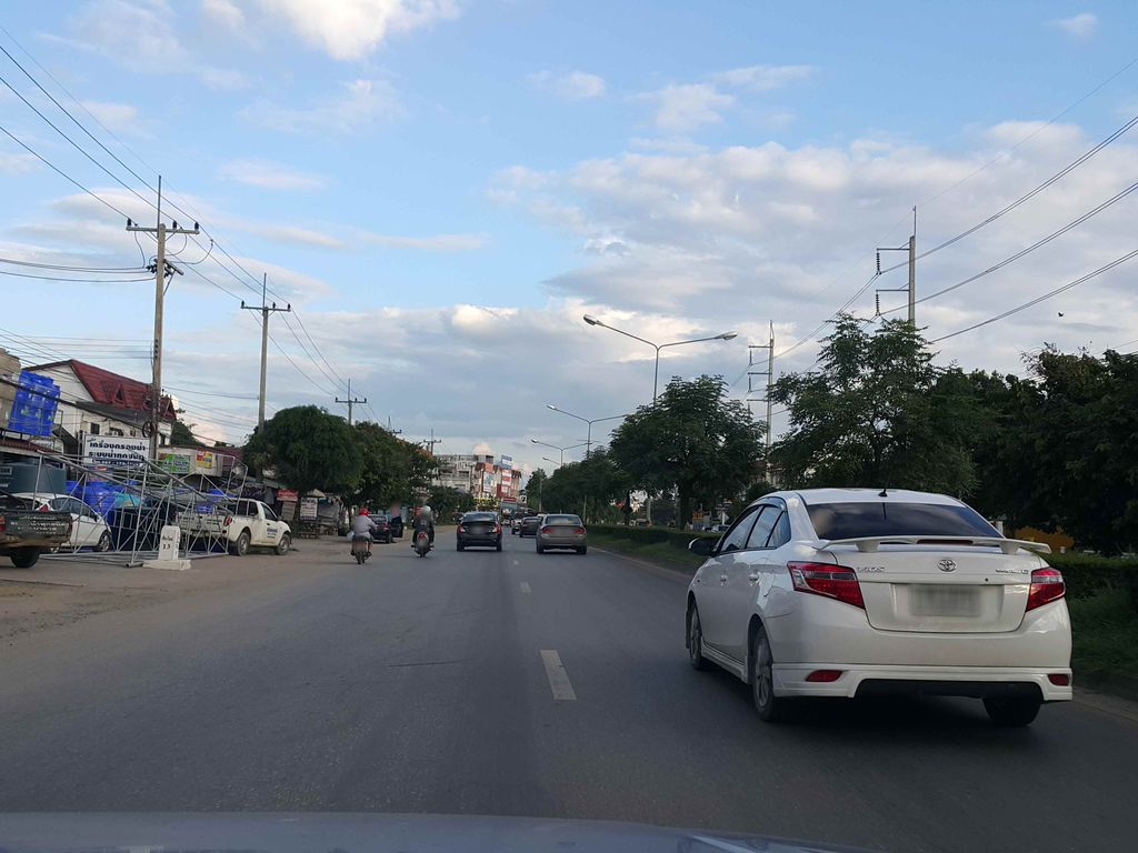 ภาพถนนตรงที่ แม่โจ้หม้อน้ำ ตั้งอยู่ ถ่ายโดย jrcarlsen พ.ศ. 2558 (2015) · A street-level view of where แม่โจ้หม้อน้ำ · Mae Jo Monam stands, by jrcarlsen in 2558 (2015)