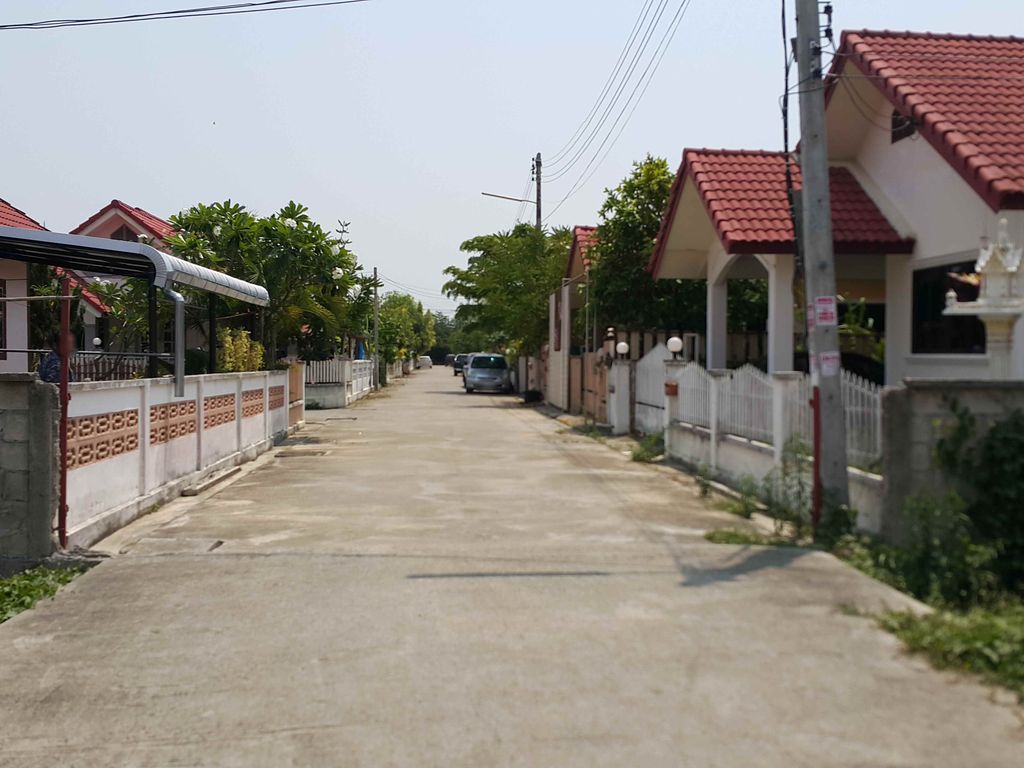 ภาพถนนตรงที่ หมู่บ้านธีรยา เฟส 5 หมู่ 6 แม่คือ ดอยสะเก็ด ตั้งอยู่ ถ่ายโดย jrcarlsen พ.ศ. 2558 (2015) · A street-level view of where หมู่บ้านธีรยา เฟส 5 หมู่ 6 แม่คือ ดอยสะเก็ด · Thinya Fet 5 Mu 6 Mae Khue Doi Saket Village stands, by jrcarlsen in 2558 (2015)