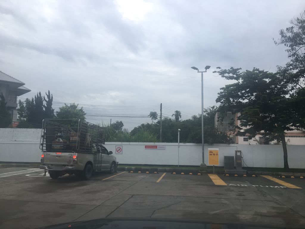 ภาพถนนตรงที่ จิมซาวด์ ตั้งอยู่ ถ่ายโดย wapriz พ.ศ. 2561 (2018) · A street-level view of where จิมซาวด์ · Chimsao stands, by wapriz in 2561 (2018)