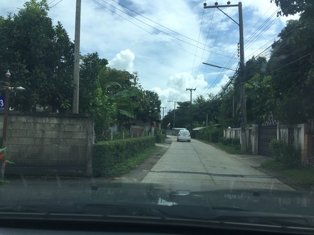 ภาพถนนตรงที่ กับข้าวบ้านยาย ตั้งอยู่ ถ่ายโดย wapriz พ.ศ. 2561 (2018) · A street-level view of where กับข้าวบ้านยาย · Kapkhao Ban Yai stands, by wapriz in 2561 (2018)