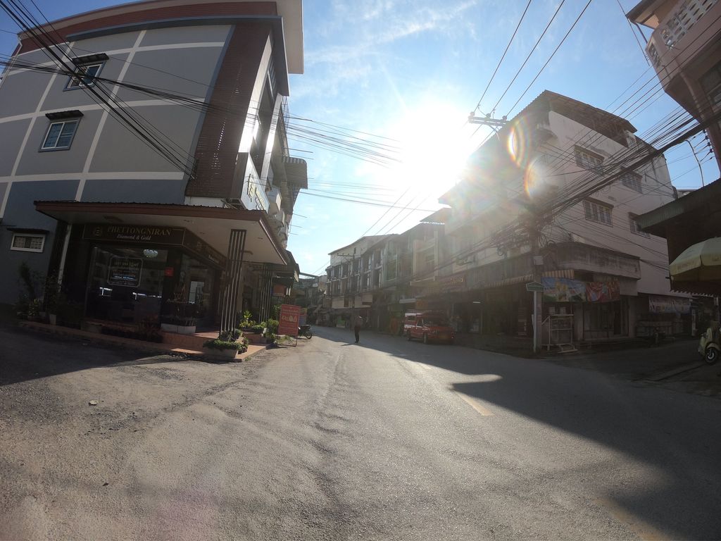 ภาพถนนตรงที่ ร้านเพชรทองนิรันดร์ ตั้งอยู่ ถ่ายโดย chanuwath_grab พ.ศ. 2562 (2019) · A street-level view of where ร้านเพชรทองนิรันดร์ · Ran Phet Thong Niran stands, by chanuwath_grab in 2562 (2019)
