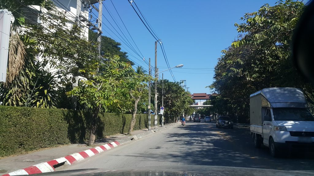 ภาพถนนตรงที่ YOLO Chic House ตั้งอยู่ ถ่ายโดย jrcarlsen พ.ศ. 2561 (2018) · A street-level view of where YOLO Chic House stands, by jrcarlsen in 2561 (2018)