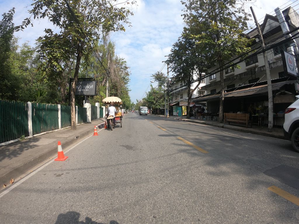 ภาพถนนตรงที่ อ่ะลอง คาเฟ่ ตั้งอยู่ ถ่ายโดย chanuwath_grab พ.ศ. 2562 (2019) · A street-level view of where อ่ะลอง คาเฟ่ · Along Café stands, by chanuwath_grab in 2562 (2019)