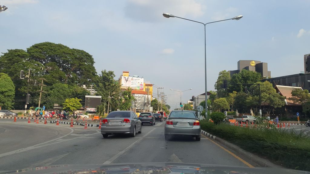 ภาพถนนตรงที่ Playworks ตั้งอยู่ ถ่ายโดย jrcarlsen พ.ศ. 2564 (2021) · A street-level view of where Playworks stands, by jrcarlsen in 2564 (2021)