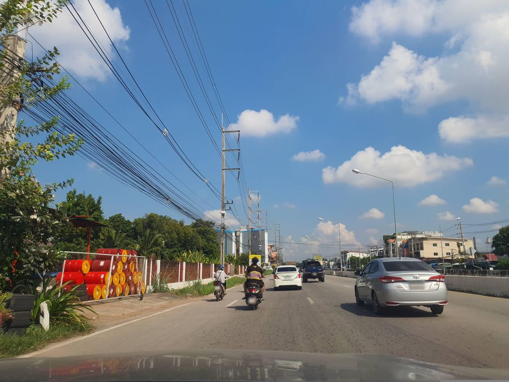 ภาพถนนตรงที่ ห้วยน้ำพริก ตั้งอยู่ ถ่ายโดย jrcarlsen พ.ศ. 2566 (2023) · A street-level view of where ห้วยน้ำพริก · Huai Nam Phrik stands, by jrcarlsen in 2566 (2023)