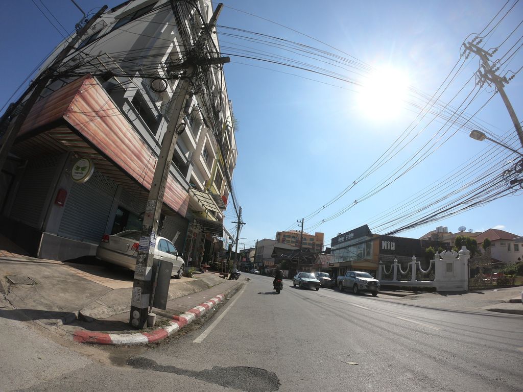 ภาพถนนตรงที่ ร้านหนังปองแม่ยาน ตั้งอยู่ ถ่ายโดย chanuwath_grab พ.ศ. 2562 (2019) · A street-level view of where ร้านหนังปองแม่ยาน · Ran Nang Pong Mae Yan stands, by chanuwath_grab in 2562 (2019)