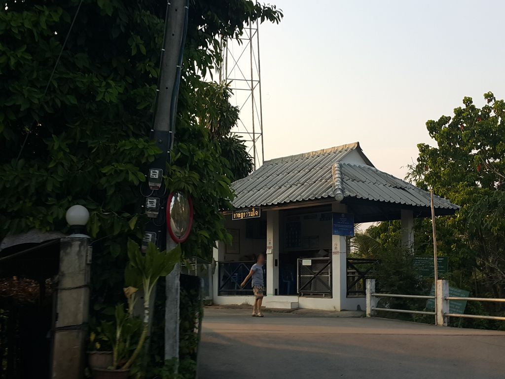 ภาพถนนตรงที่ ครัวดวงสมพงษ์ ตั้งอยู่ ถ่ายโดย jrcarlsen พ.ศ. 2559 (2016) · A street-level view of where ครัวดวงสมพงษ์ · Khrua Duang Samaphong stands, by jrcarlsen in 2559 (2016)