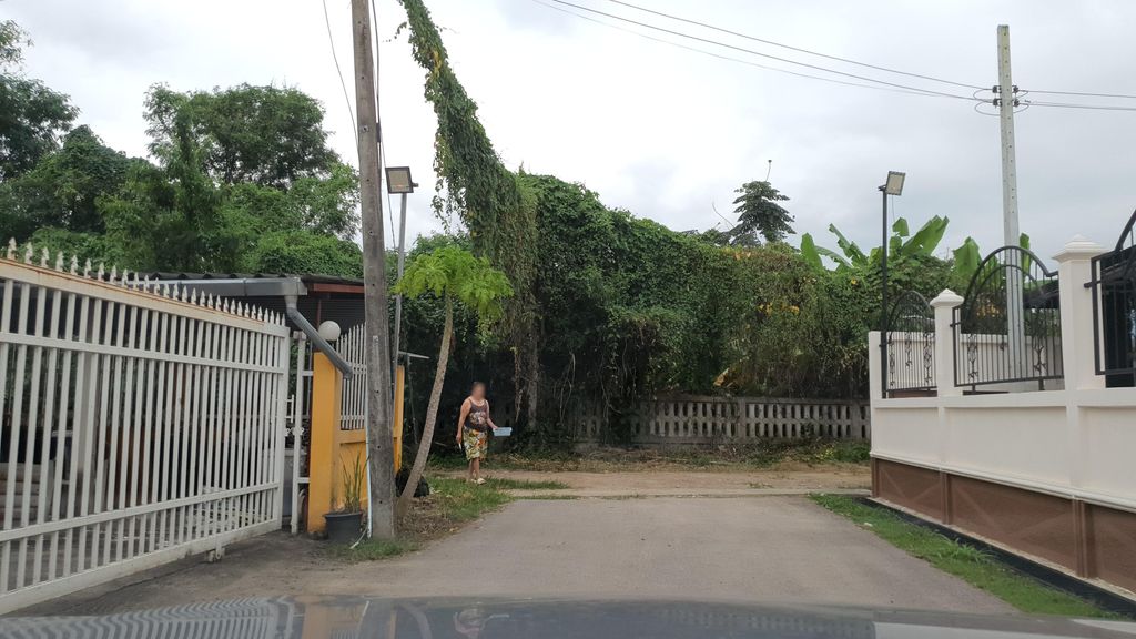 ภาพถนนตรงที่ ดี เดย์ ปิโตรเลียม ตั้งอยู่ ถ่ายโดย jrcarlsen พ.ศ. 2564 (2021) · A street-level view of where ดี เดย์ ปิโตรเลียม · Di Day Pitroliam stands, by jrcarlsen in 2564 (2021)