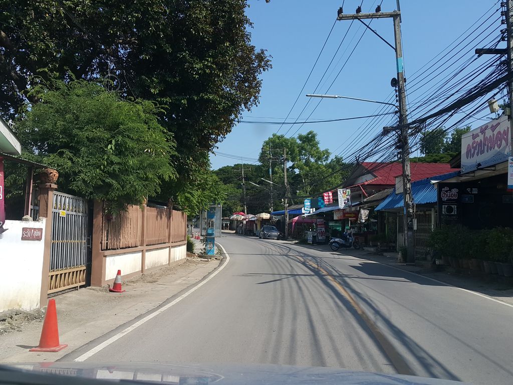 ภาพถนนตรงที่ House and Home Residence ตั้งอยู่ ถ่ายโดย jrcarlsen พ.ศ. 2558 (2015) · A street-level view of where House and Home Residence stands, by jrcarlsen in 2558 (2015)
