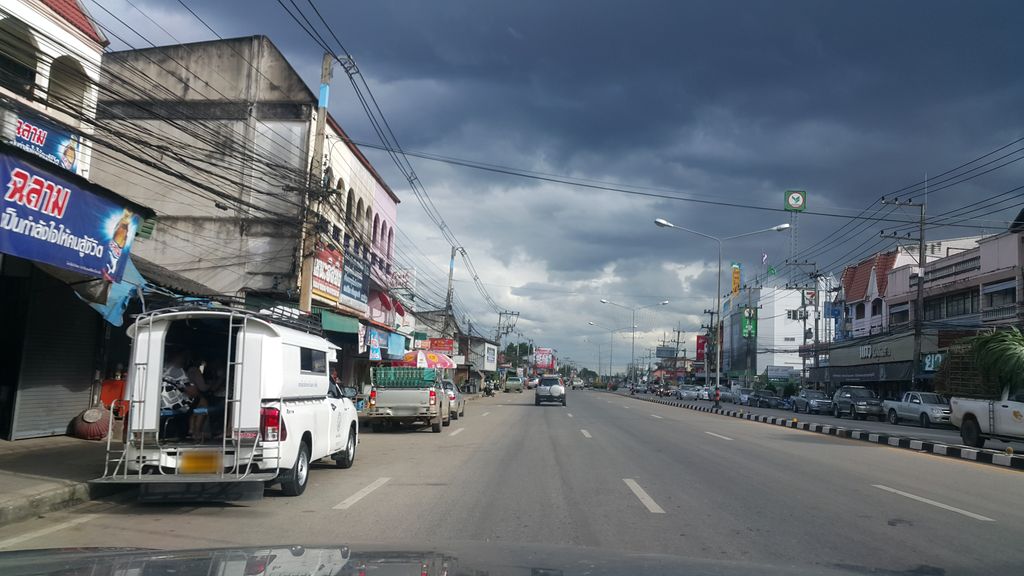 ภาพถนนตรงที่ กาแฟคิวรถ ตั้งอยู่ ถ่ายโดย jrcarlsen พ.ศ. 2560 (2017) · A street-level view of where กาแฟคิวรถ · Kafaekhiorot stands, by jrcarlsen in 2560 (2017)