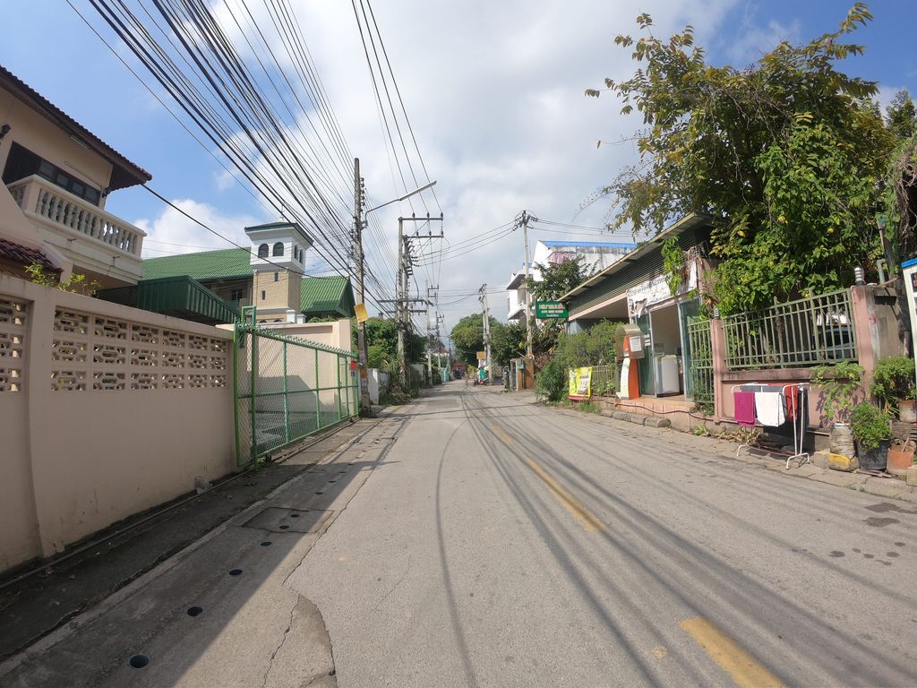ภาพถนนตรงที่ Iyoub&b ตั้งอยู่ ถ่ายโดย chanuwath_grab พ.ศ. 2562 (2019) · A street-level view of where Iyoub&b stands, by chanuwath_grab in 2562 (2019)
