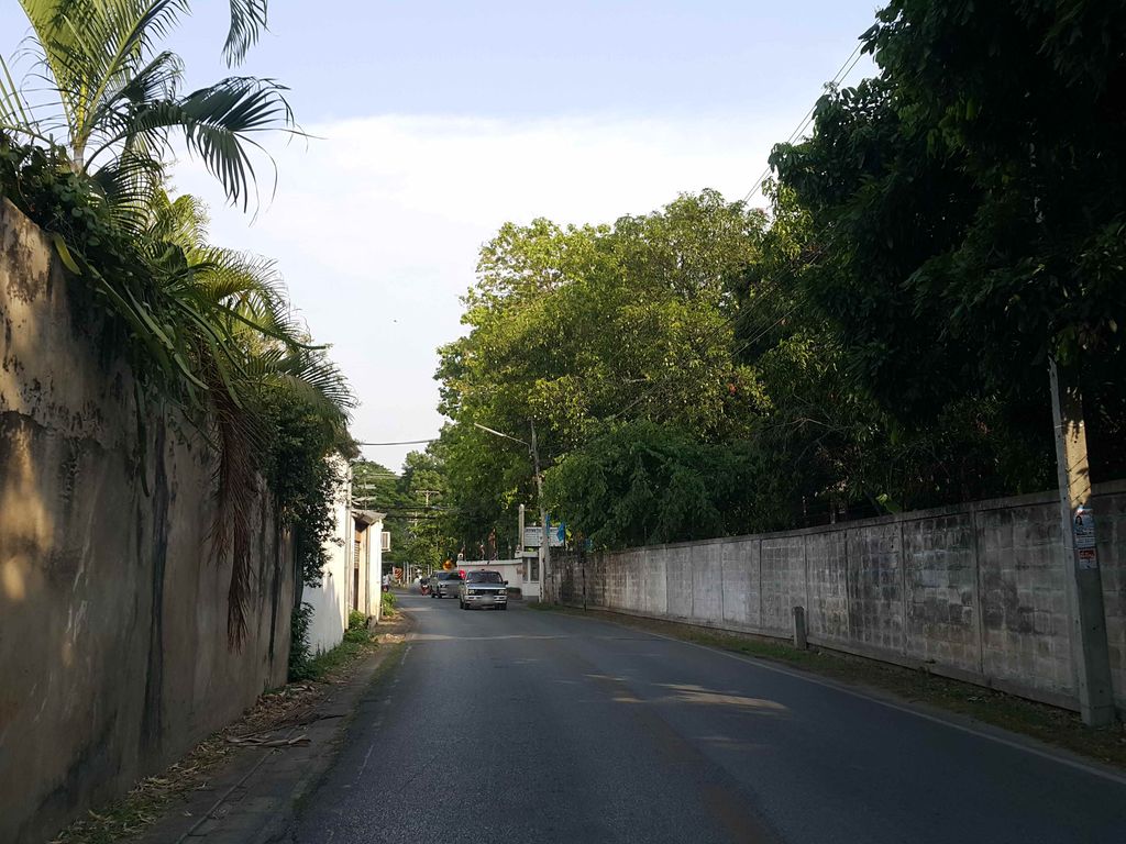 ภาพถนนตรงที่ Barefoot Restaurant ตั้งอยู่ ถ่ายโดย jrcarlsen พ.ศ. 2558 (2015) · A street-level view of where Barefoot Restaurant stands, by jrcarlsen in 2558 (2015)