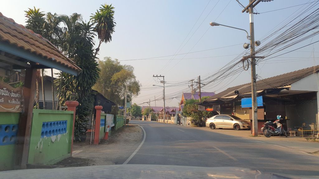 ภาพถนนตรงที่ บ้านต้นผึ้ง-ไร่ดง ตั้งอยู่ ถ่ายโดย jrcarlsen พ.ศ. 2566 (2023) · A street-level view of where บ้านต้นผึ้ง-ไร่ดง · Ban Ton Phueng-raidong stands, by jrcarlsen in 2566 (2023)