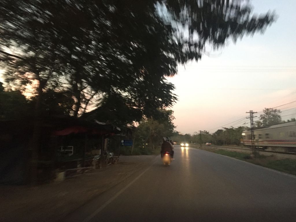 ภาพถนนตรงที่ หม่าล่ากุนซือ ตั้งอยู่ ถ่ายโดย kyoko พ.ศ. 2562 (2019) · A street-level view of where หม่าล่ากุนซือ · Mala Kunsue stands, by kyoko in 2562 (2019)