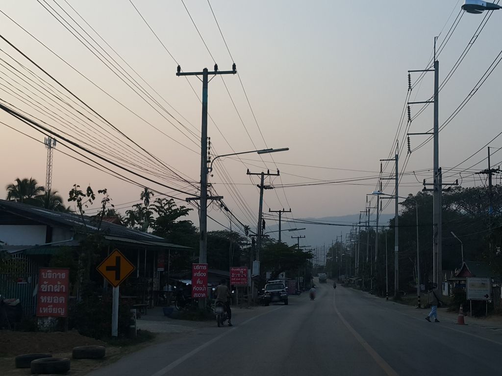 ภาพถนนตรงที่ ร้านขุนทองผ้าฝ้าย ตั้งอยู่ ถ่ายโดย jrcarlsen พ.ศ. 2559 (2016) · A street-level view of where ร้านขุนทองผ้าฝ้าย · Ran Khunthong Phafai stands, by jrcarlsen in 2559 (2016)