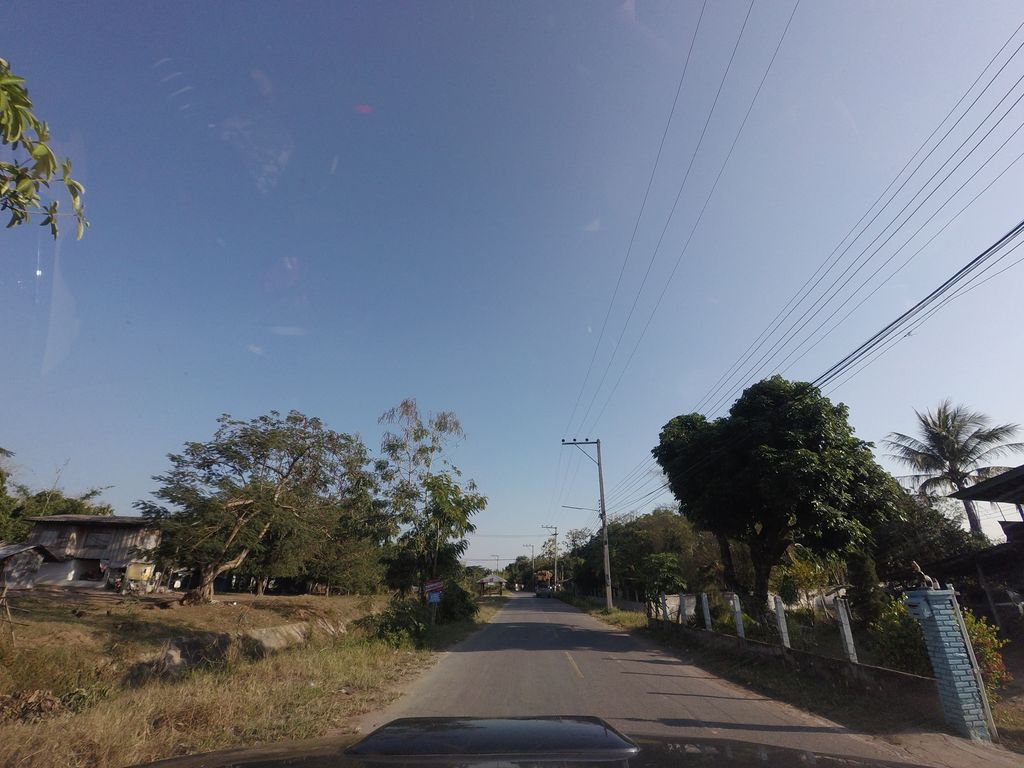 ภาพถนนตรงที่ ครัวชนนน ก๋วยเตี๋ยว ตั้งอยู่ ถ่ายโดย mishari พ.ศ. 2559 (2016) · A street-level view of where ครัวชนนน ก๋วยเตี๋ยว · Khruatnanon Kuaitiao stands, by mishari in 2559 (2016)