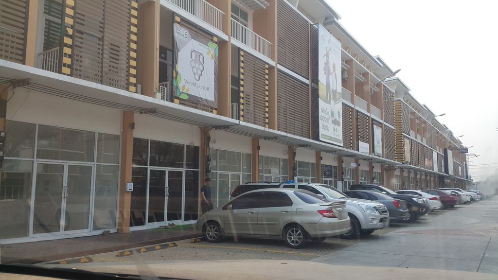 ภาพถนนตรงที่ Ther Clinic ตั้งอยู่ ถ่ายโดย jrcarlsen พ.ศ. 2562 (2019) · A street-level view of where Ther Clinic stands, by jrcarlsen in 2562 (2019)