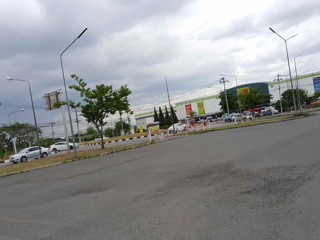 ภาพถนนตรงที่ Felicia Clinic สาขาเชียงใหม่ ตั้งอยู่ ถ่ายโดย jrcarlsen พ.ศ. 2558 (2015) · A street-level view of where Felicia Clinic สาขาเชียงใหม่ stands, by jrcarlsen in 2558 (2015)