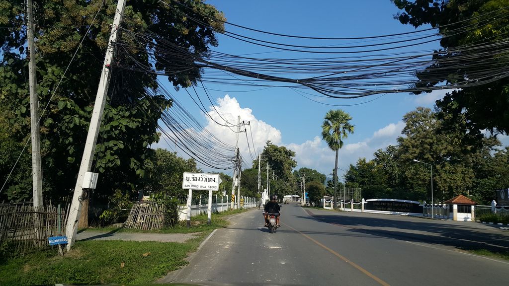 ภาพถนนตรงที่ ก๋วยเตี๋ยวลุงเงาะ ตั้งอยู่ ถ่ายโดย jrcarlsen พ.ศ. 2559 (2016) · A street-level view of where ก๋วยเตี๋ยวลุงเงาะ · Kuaitiao Lung Ngo stands, by jrcarlsen in 2559 (2016)