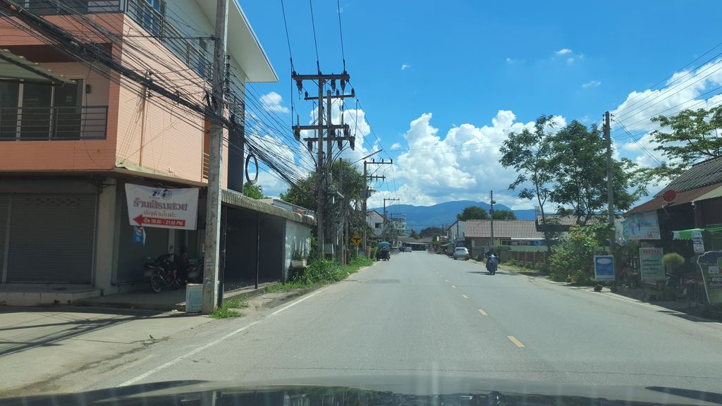 ภาพถนนตรงที่ อู่ เอกแม่โจ้ ตั้งอยู่ ถ่ายโดย jrcarlsen พ.ศ. 2564 (2021) · A street-level view of where อู่ เอกแม่โจ้ · U Ekmaecho stands, by jrcarlsen in 2564 (2021)