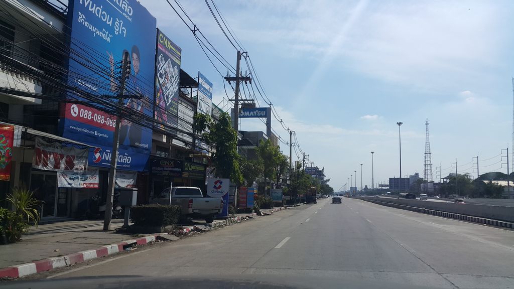ภาพถนนตรงที่ กาดนัดเซ็นทรัลเฟสเชียงใหม่ ตั้งอยู่ ถ่ายโดย jrcarlsen พ.ศ. 2560 (2017) · A street-level view of where กาดนัดเซ็นทรัลเฟสเชียงใหม่ · Kat Nat Central Fet Chiang Mai stands, by jrcarlsen in 2560 (2017)