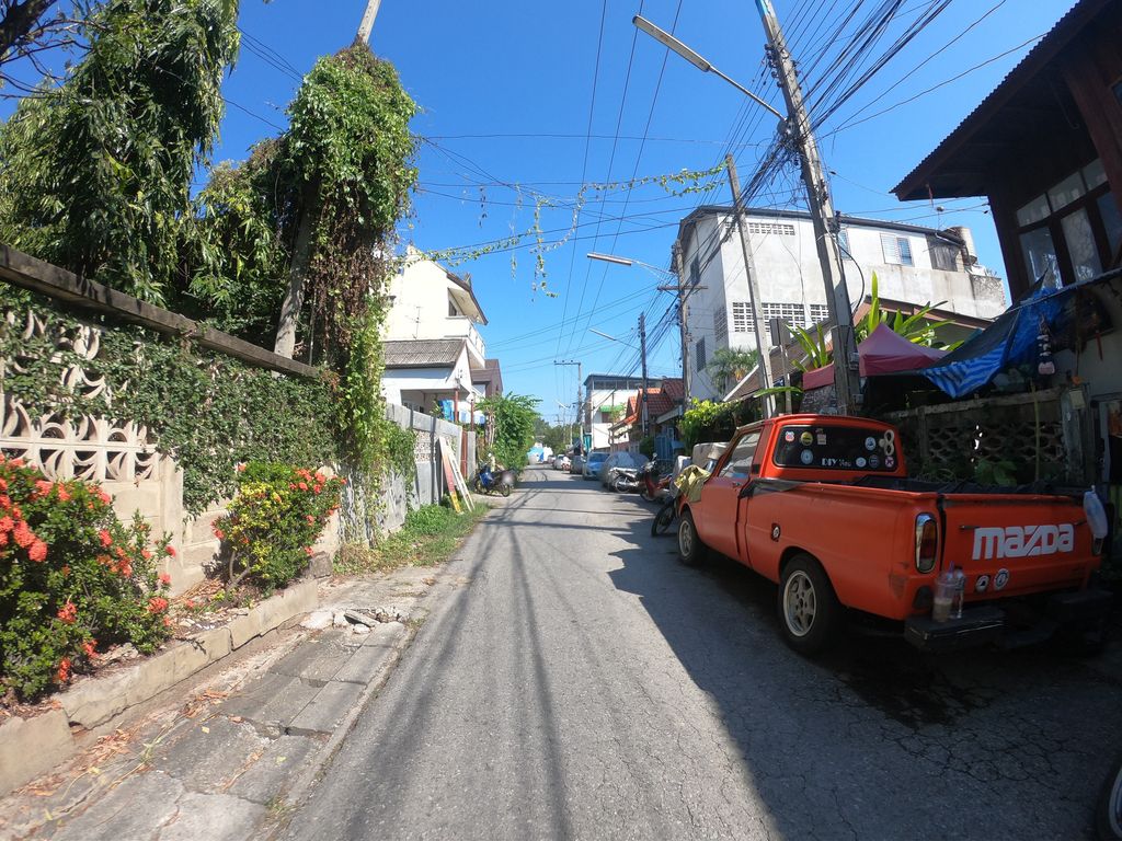 ภาพถนนตรงที่ BLUES WAVE coffee & food ตั้งอยู่ ถ่ายโดย chanuwath_grab พ.ศ. 2562 (2019) · A street-level view of where BLUES WAVE coffee & food stands, by chanuwath_grab in 2562 (2019)