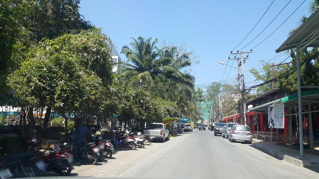 ภาพถนนตรงที่ มิตรมิลค์ ตั้งอยู่ ถ่ายโดย jrcarlsen พ.ศ. 2560 (2017) · A street-level view of where มิตรมิลค์ · Mitramin stands, by jrcarlsen in 2560 (2017)