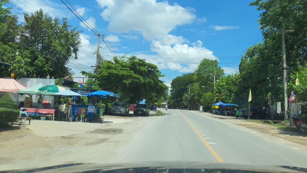 ภาพถนนตรงที่ ตลาดแม่แก้ดน้อย ตั้งอยู่ ถ่ายโดย jrcarlsen พ.ศ. 2564 (2021) · A street-level view of where ตลาดแม่แก้ดน้อย · Maekaetnoi Market stands, by jrcarlsen in 2564 (2021)