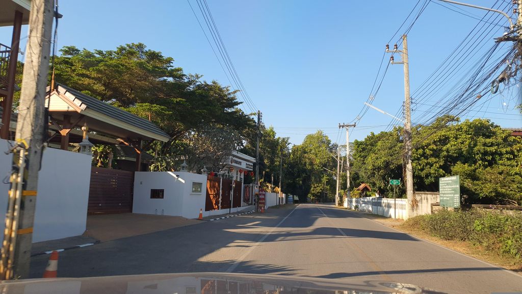 ภาพถนนตรงที่ พุ่มรภีร์คลินิก ตั้งอยู่ ถ่ายโดย jrcarlsen พ.ศ. 2566 (2023) · A street-level view of where พุ่มรภีร์คลินิก · Phumra Phi Clinic stands, by jrcarlsen in 2566 (2023)
