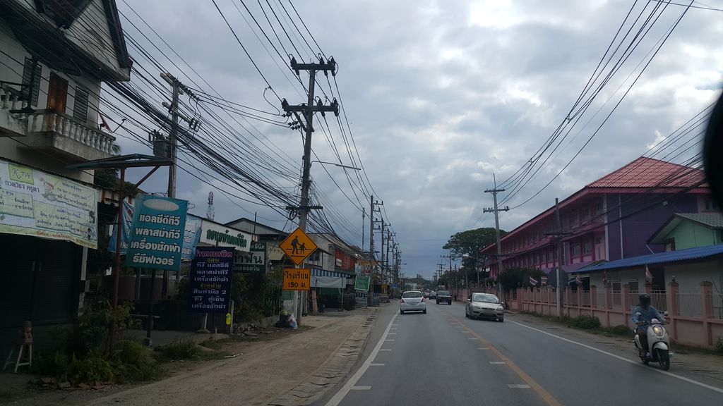 ภาพถนนตรงที่ อรนุชทันตคลินิก ตั้งอยู่ ถ่ายโดย jrcarlsen พ.ศ. 2561 (2018) · A street-level view of where อรนุชทันตคลินิก · Onnut Thantakhlinik stands, by jrcarlsen in 2561 (2018)