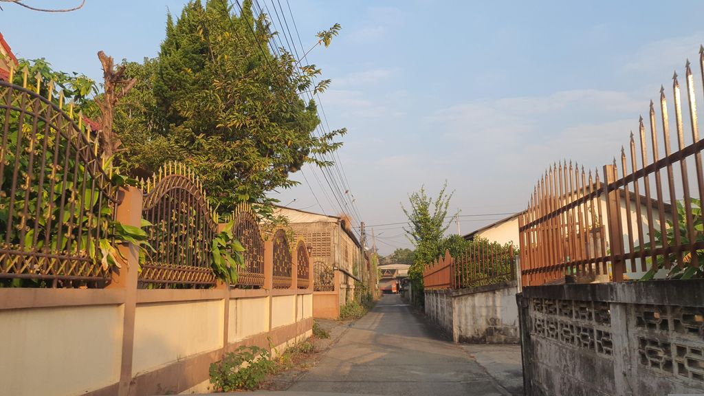 ภาพถนนตรงที่ British Concordance International School ตั้งอยู่ ถ่ายโดย jrcarlsen พ.ศ. 2566 (2023) · A street-level view of where British Concordance International School stands, by jrcarlsen in 2566 (2023)