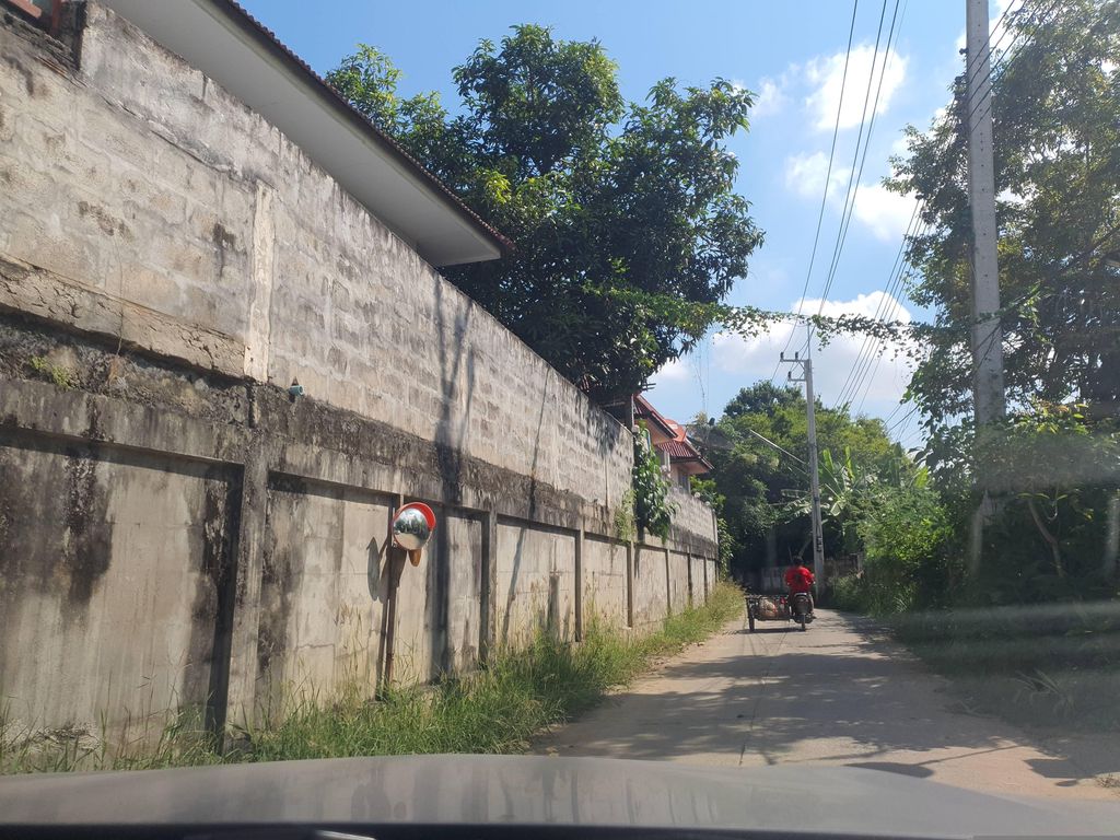 ภาพถนนตรงที่ Dan Homestay ตั้งอยู่ ถ่ายโดย jrcarlsen พ.ศ. 2566 (2023) · A street-level view of where Dan Homestay stands, by jrcarlsen in 2566 (2023)